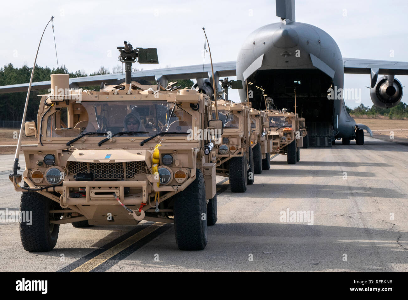Les soldats de l'armée américaine et les véhicules du 3ème groupe des forces spéciales se préparent à bord d'un New York Air National Guard C-17 Globemaster III, 21 janvier 2019, au Camp Shelby Joint Forces Training Center près de Hattiesburg, au Mississippi Le 204e Escadron de transport aérien a transporté du personnel et des véhicules pour le Centre de formation de préparation au combat de Gulfport, Mississippi, au cours de l'exercice Southern grève. La formation annuelle est une est une force totale, l'exercice multi-services hébergés par le Mississipi Air National Guard's Formation Préparation au combat dans le centre de Gulfport, et Camp Shelby Joint Forces Training Center près de Hattiesburg, au Mississippi. fr Banque D'Images