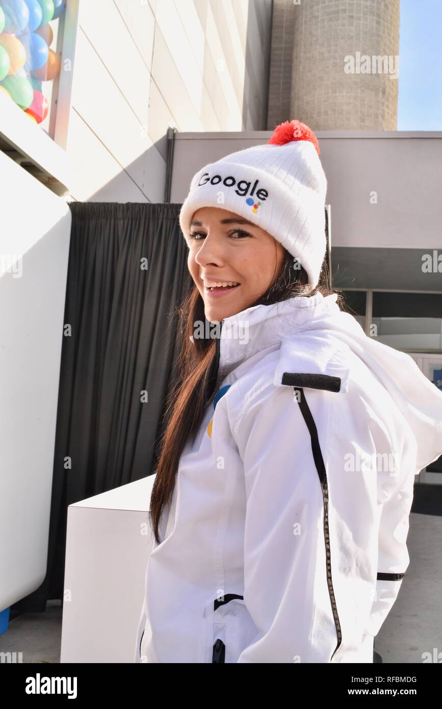 L'Ambassadeur Google attrayant, la promotion de la machine gumball géant 'Hey Google' Google assistant à ces, plus gros consommateur mondial tech show, Las Vegas, USA Banque D'Images