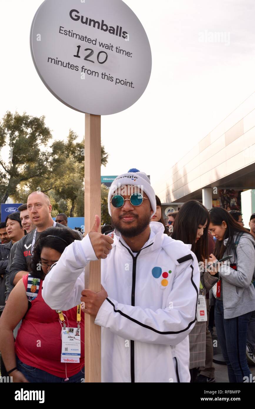 De longues lignes de prix, de la promotion de la machine gumball géant 'Hey Google' Google assistant à ces, plus gros consommateur mondial tech show, Las Vegas, USA Banque D'Images