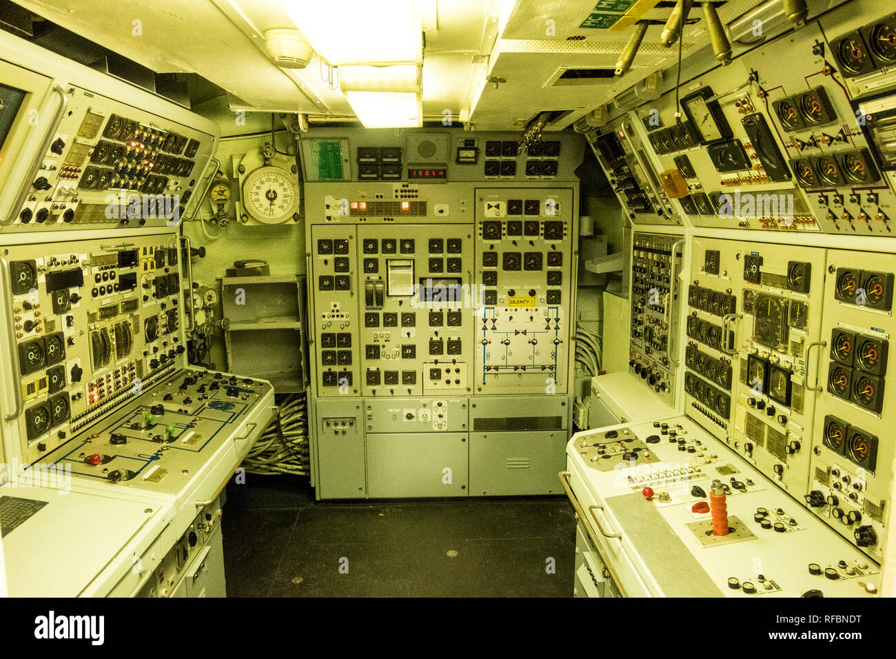 Les dispositifs de commande à l'intérieur du sous-marin nucléaire Le  Redoutable de la marine française dans le musée de la mer La Cité de la Mer  à Cherbourg, France Photo Stock -