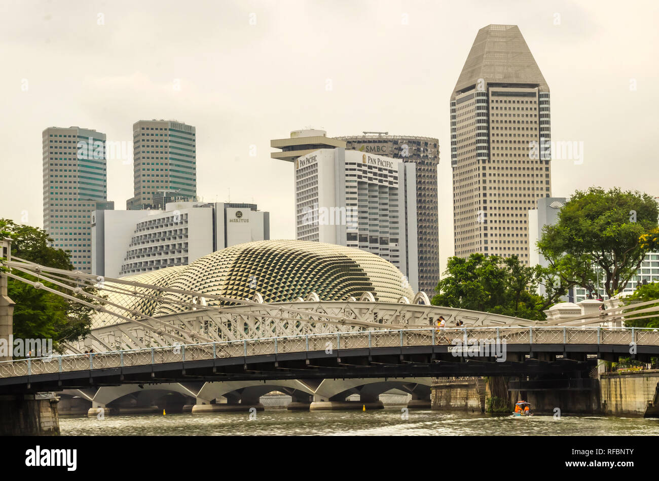 Singapour, en Asie du sud-est - 15 décembre 2018 : Esplanade - Theatres on the Bay skyline et bâtiments modernes du quartier des affaires urbaines sur la baie. Banque D'Images