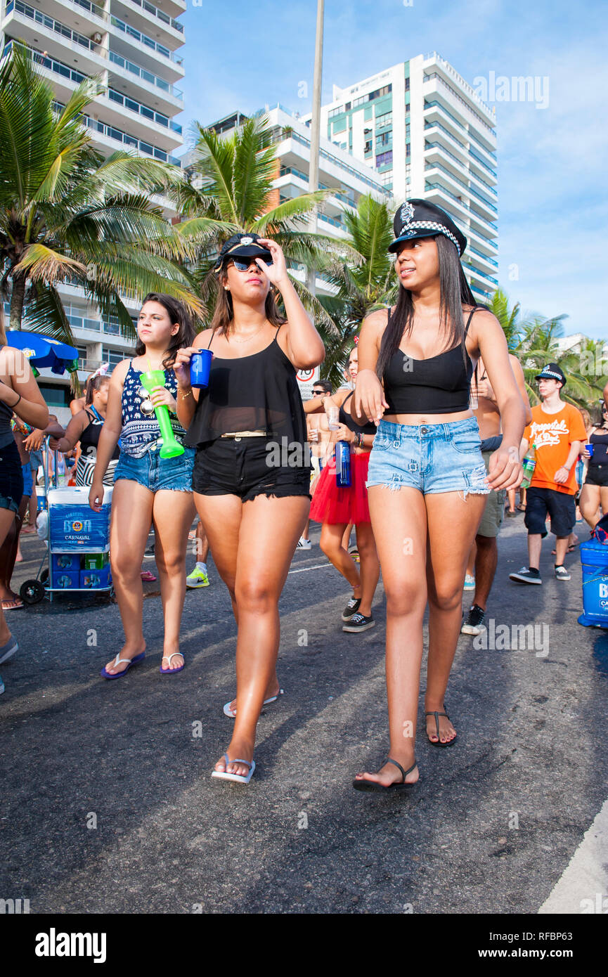 RIO DE JANEIRO - Février 2016 : les jeunes femmes brésiliennes célébrer en  chapeau de police de costumes à un après-midi Carnaval fête de rue à  Ipanema Photo Stock - Alamy