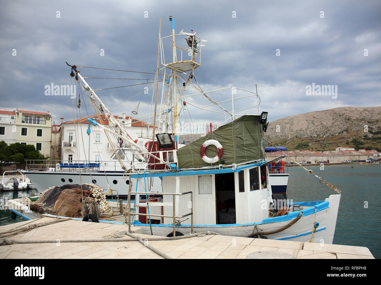 Petit bateau de pêche à quai dans la ville de Pag, Croatie. Banque D'Images