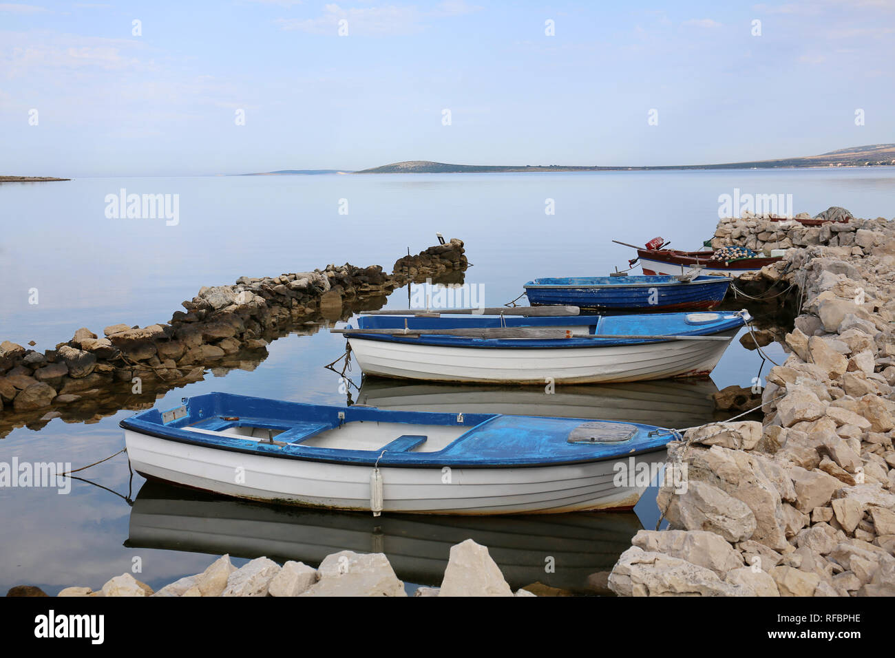 Petits bateaux de pêche amarré dans l'île de Pag, Croatie. Banque D'Images