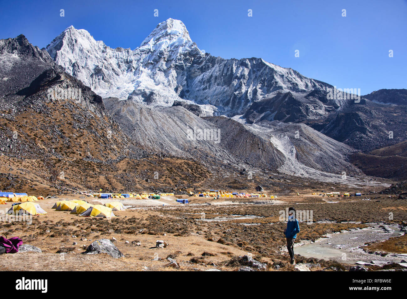 L'Ama Dablam s'élève au-dessus de la vallée du Khumbu, Népal, région de l'Everest Banque D'Images L'Ama Dablam s'élève au-dessus de la vallée du Khumbu, Népal, région de l'Everest Banque D'Images