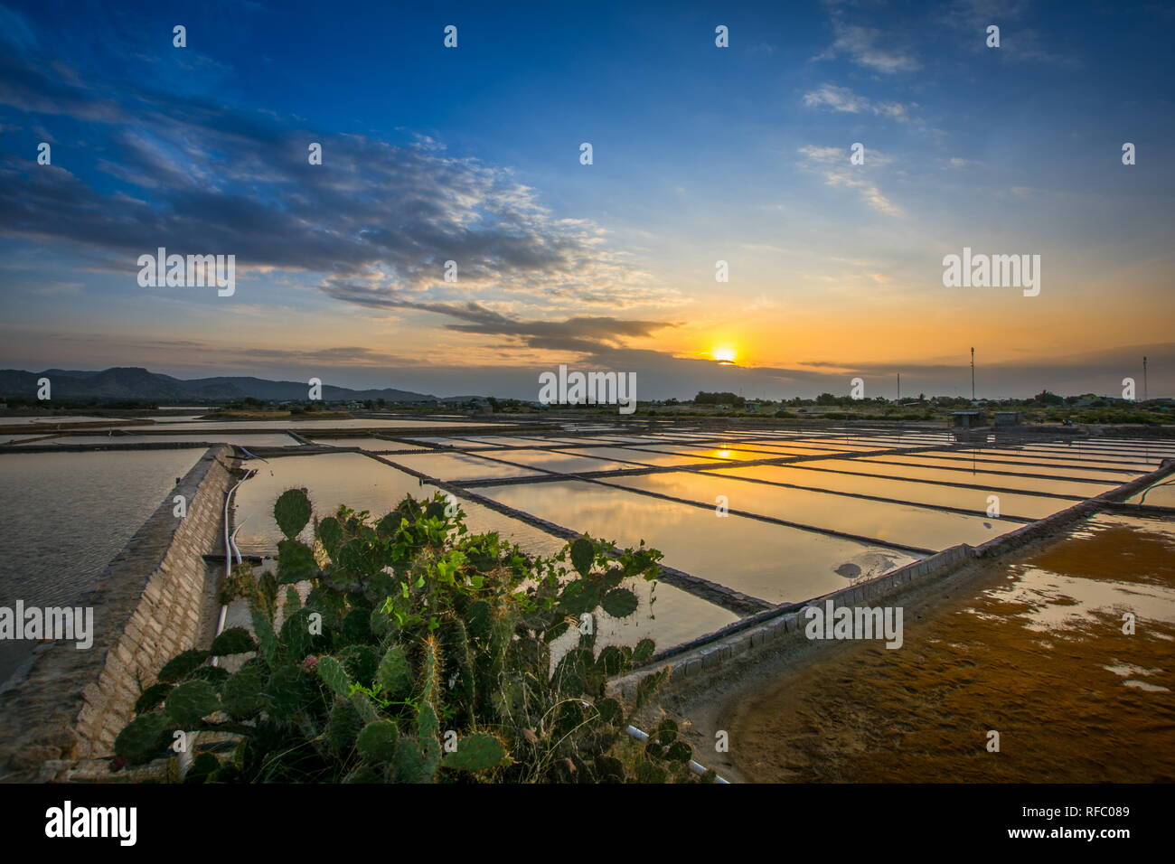 Beau paysage de Phan Rang, Ninh Chu, Vietnam , lacs de sel fond d'écran à partir de Tham Chap Banque D'Images