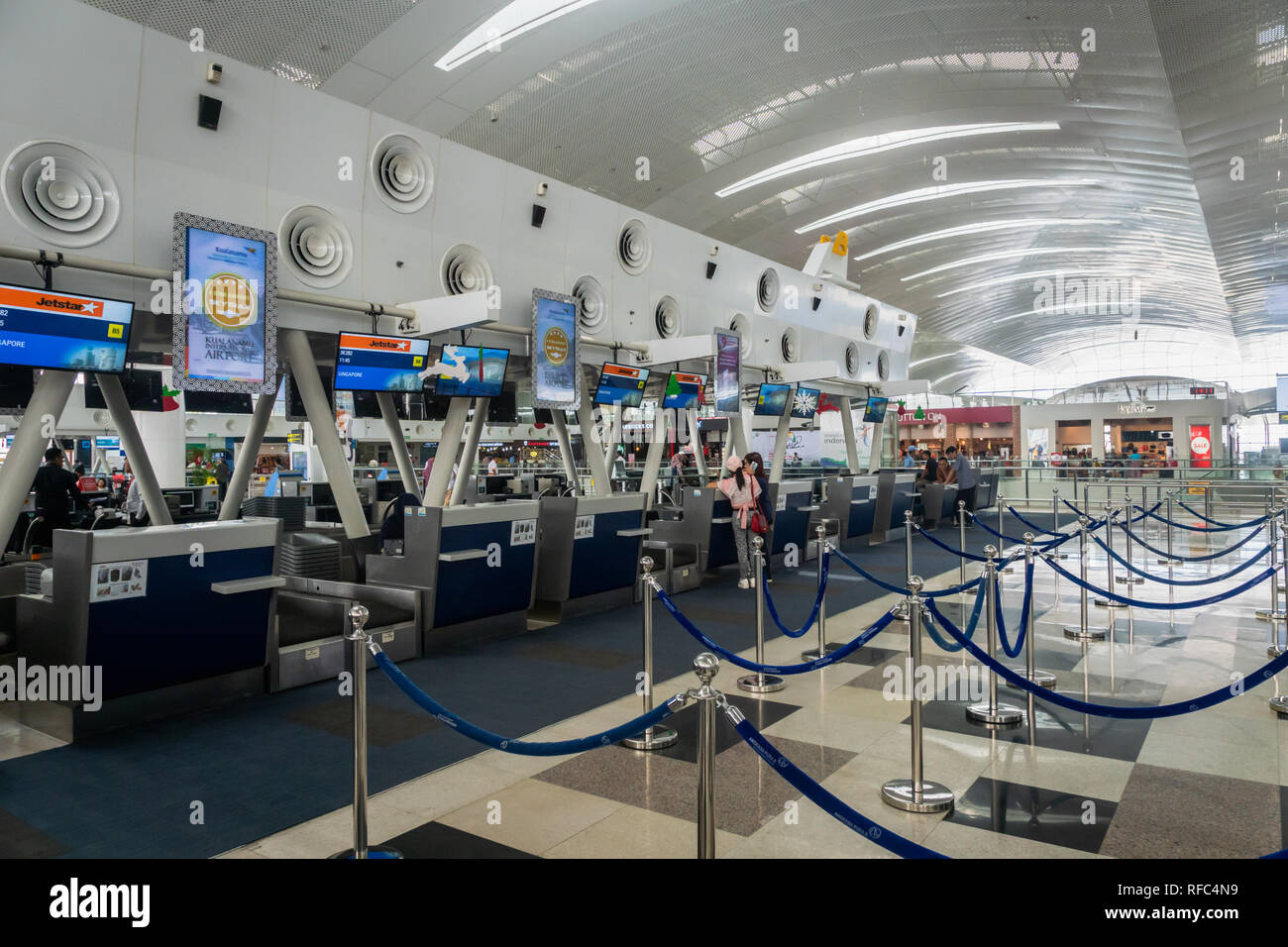 Jakarta, Indonésie - Janvier 2019 : Les passagers à l'aéroport international d'Kualanamu au comptoir à Medan, au nord de Sumatra, en Indonésie. Banque D'Images