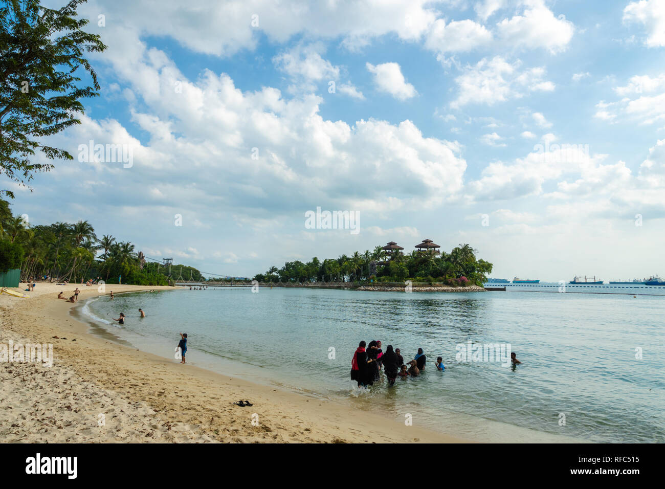 Singapour - Janvier 2019 : les gens à la plage de Siloso à l'île de Sentosa à Singapour. C'est une plage artificielle Banque D'Images