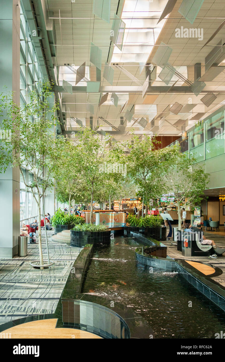 Singapour - Janvier 2019 : l'aéroport de Singapour Changi architecture et passagers. Singapour. L'aéroport de Changi est l'un des plus grands aéroports en Asie. Banque D'Images