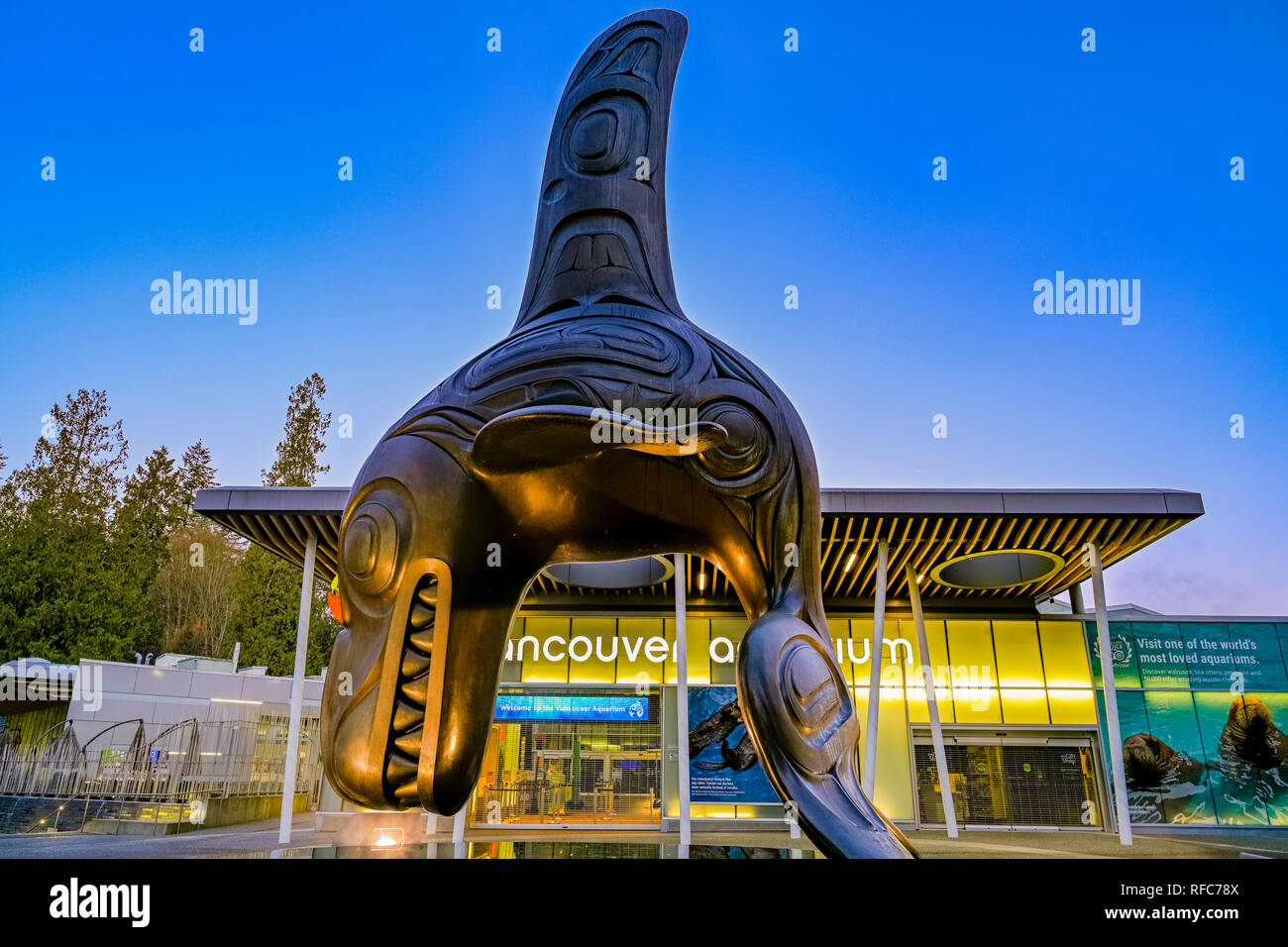 Bill Reid's sculpture en bronze "Le Chef du Monde sous-marin", l'Aquarium de Vancouver, le parc Stanley, Vancouver, British Columbia, Canada Banque D'Images