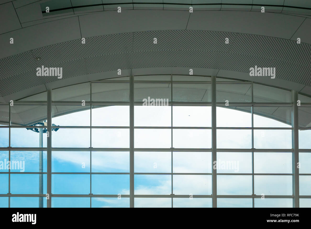 Dans la fenêtre de terminal de l'aéroport de départ - pour l'utilisation de conception Banque D'Images