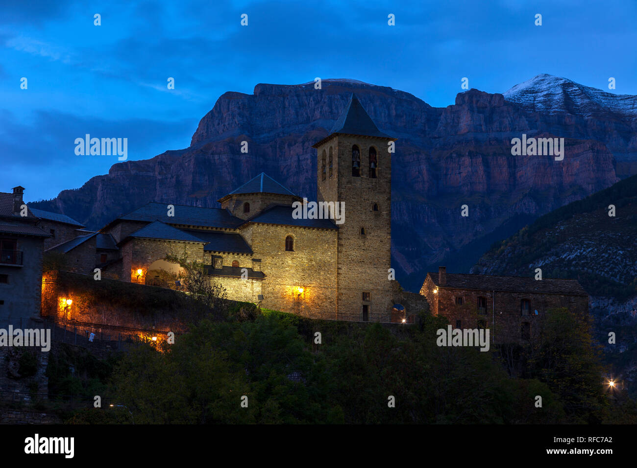 Village de Torla. En arrière-plan les montagnes du Parc National d'Ordesa y Monte Perdido. Pyrénées, Espagne Banque D'Images