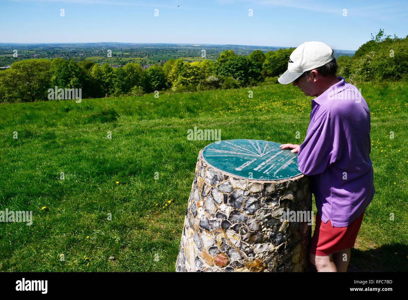 L'homme en haut de la colline de brosse, Whiteleaf, Princes Ribsorough, España. Banque D'Images