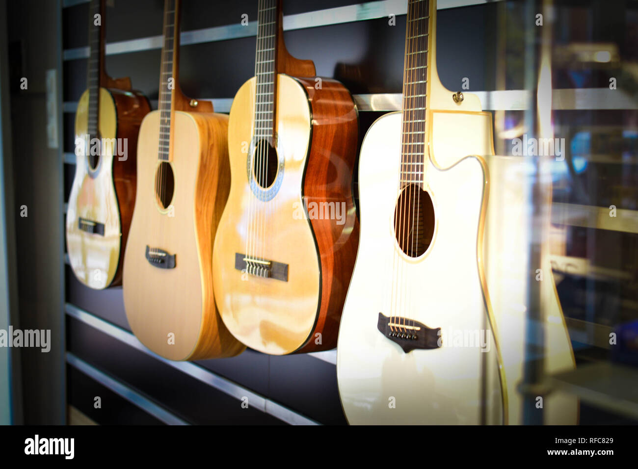 Quatre guitares espagnoles accroché au mur dans un magasin de musique. Banque D'Images