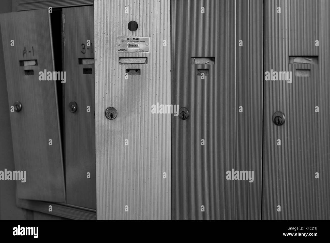 Boîtes aux lettres en noir et blanc divisées en Banque D'Images