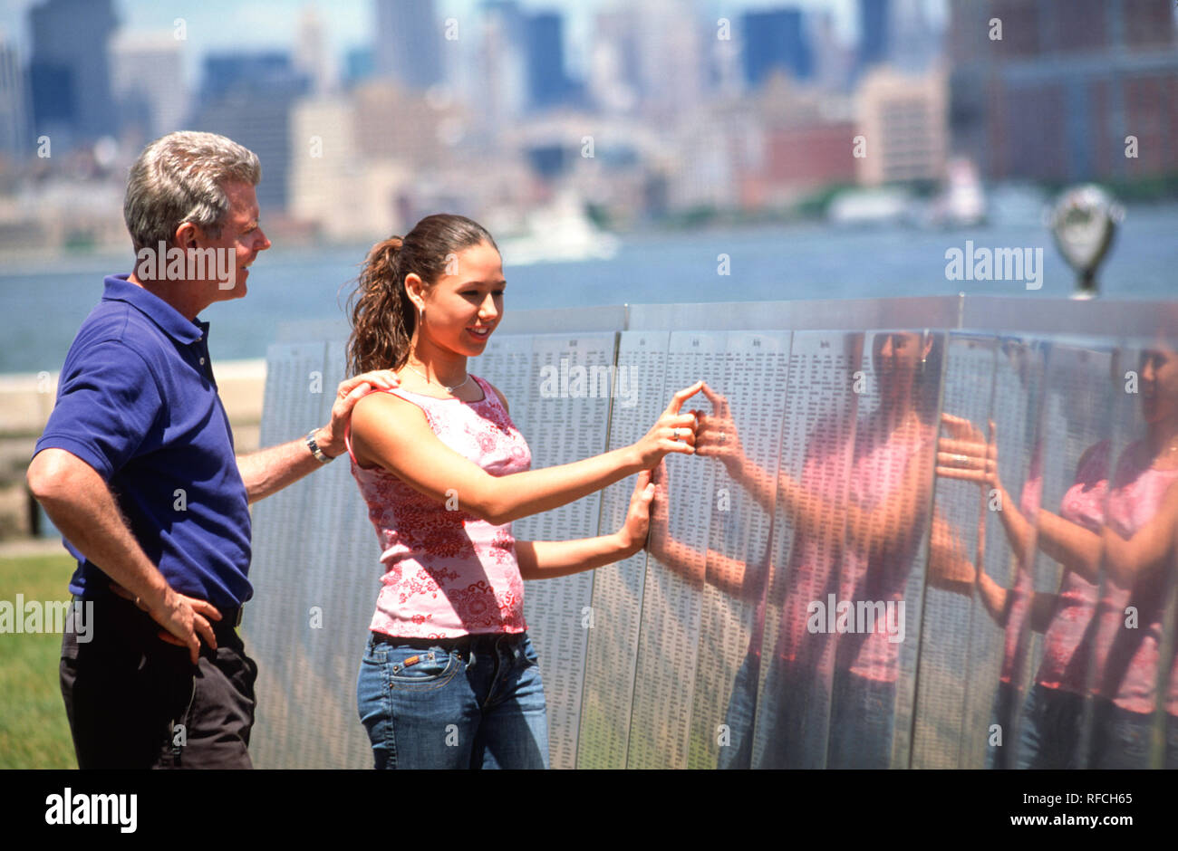 2004, le père et sa fille sur Ellis Island, New York, USA , Banque D'Images