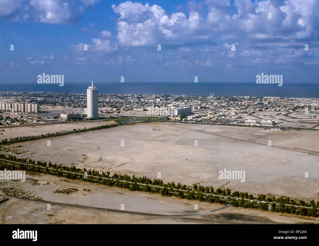 Dubaï. Vue aérienne de Dubaï avec le Dubai Trade Centre Tower surplombant Satwa à la mosquée de Jumeirah avec ses deux minarets vers la côte en 1986 Banque D'Images