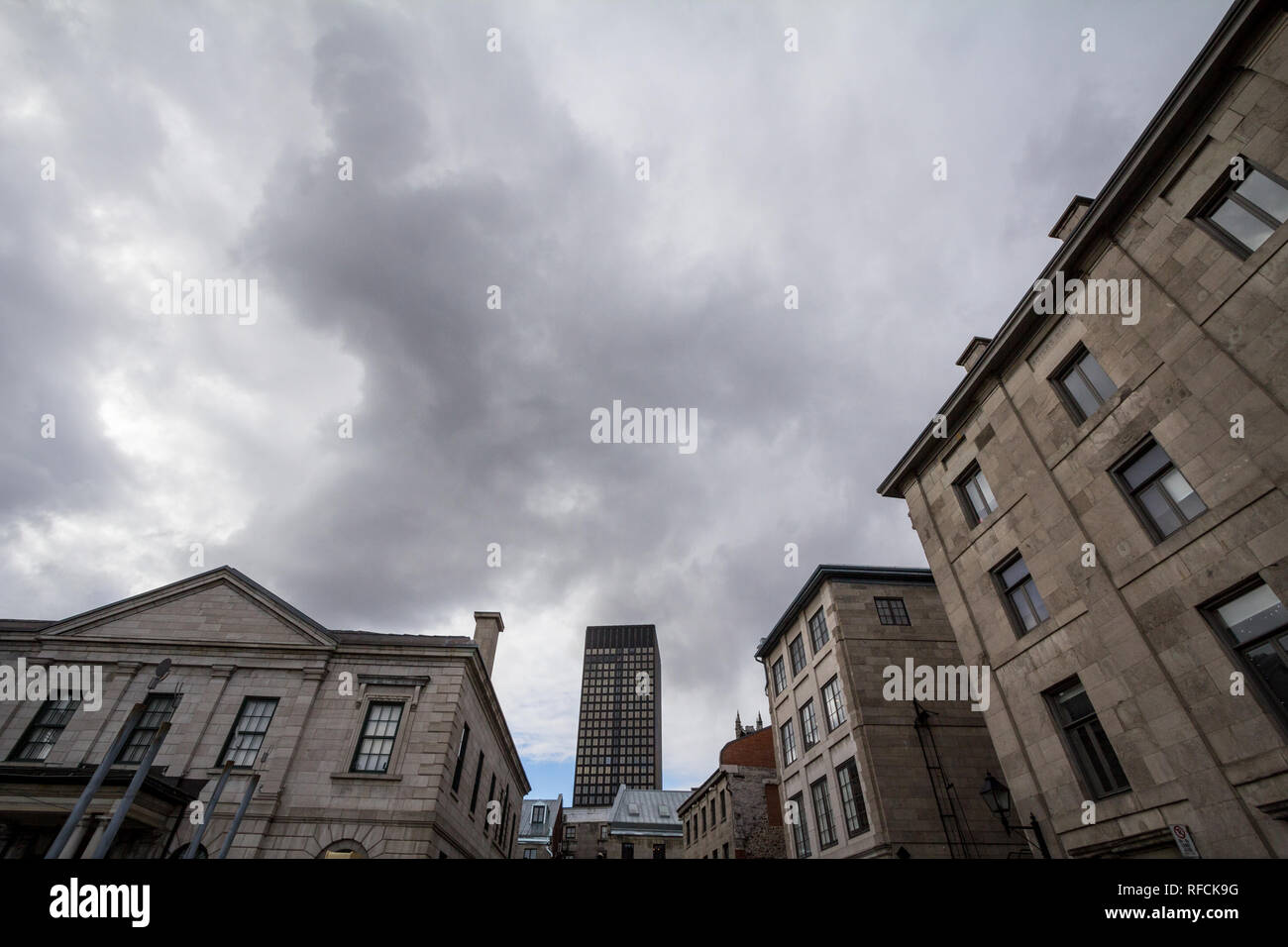 Panorama des édifices en pierre du vieux Montréal avec un gratte-ciel moderne prises à partir d'une rue voisine. Le vieux Montréal, ou Vieux Montréal, est le quartier historique Banque D'Images