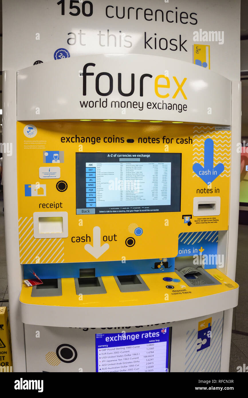 International currency exchange machine à l'intérieur de la station de métro Vauxhall, Vauxhall, London Borough of Lambeth, Greater London, England, United King Banque D'Images