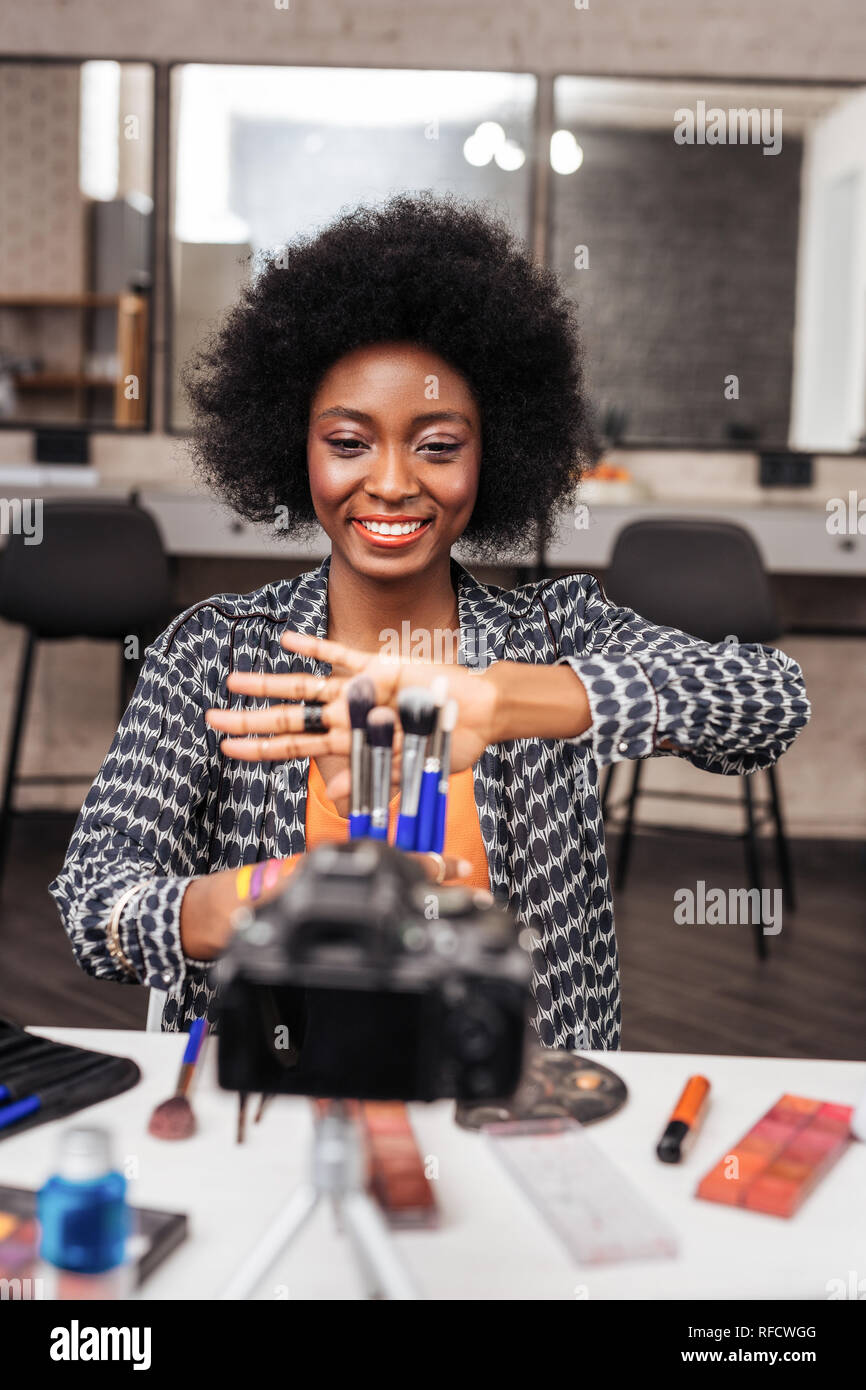 African American Woman avec les cheveux bouclés à amusé Banque D'Images