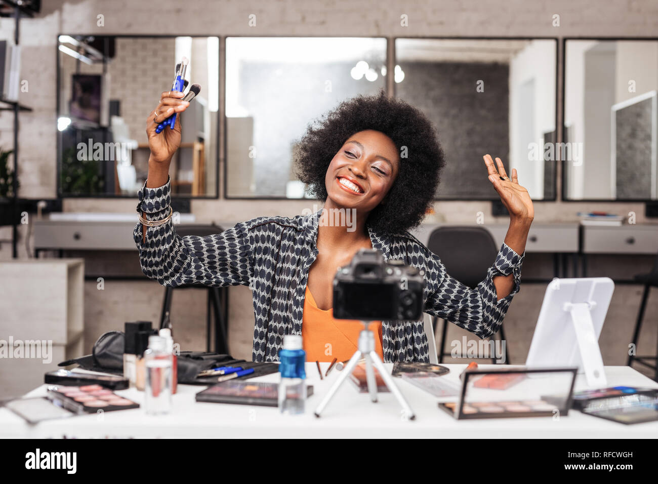 African American Woman avec les cheveux bouclés sentiment merveilleux Banque D'Images