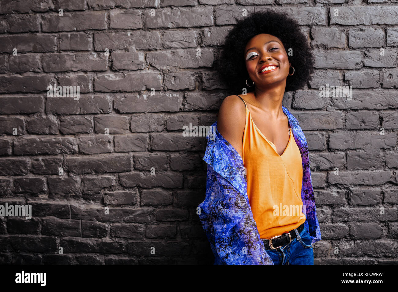 L'Afrique de l'adorable modèle américain dans une chemise qui pose pour la photo Banque D'Images