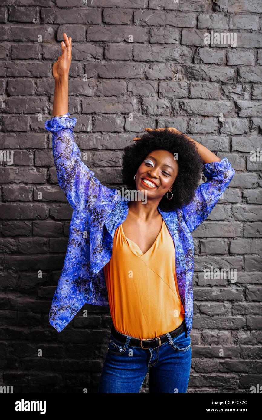 Cute african american model in blue jeans haut à la adorable Banque D'Images