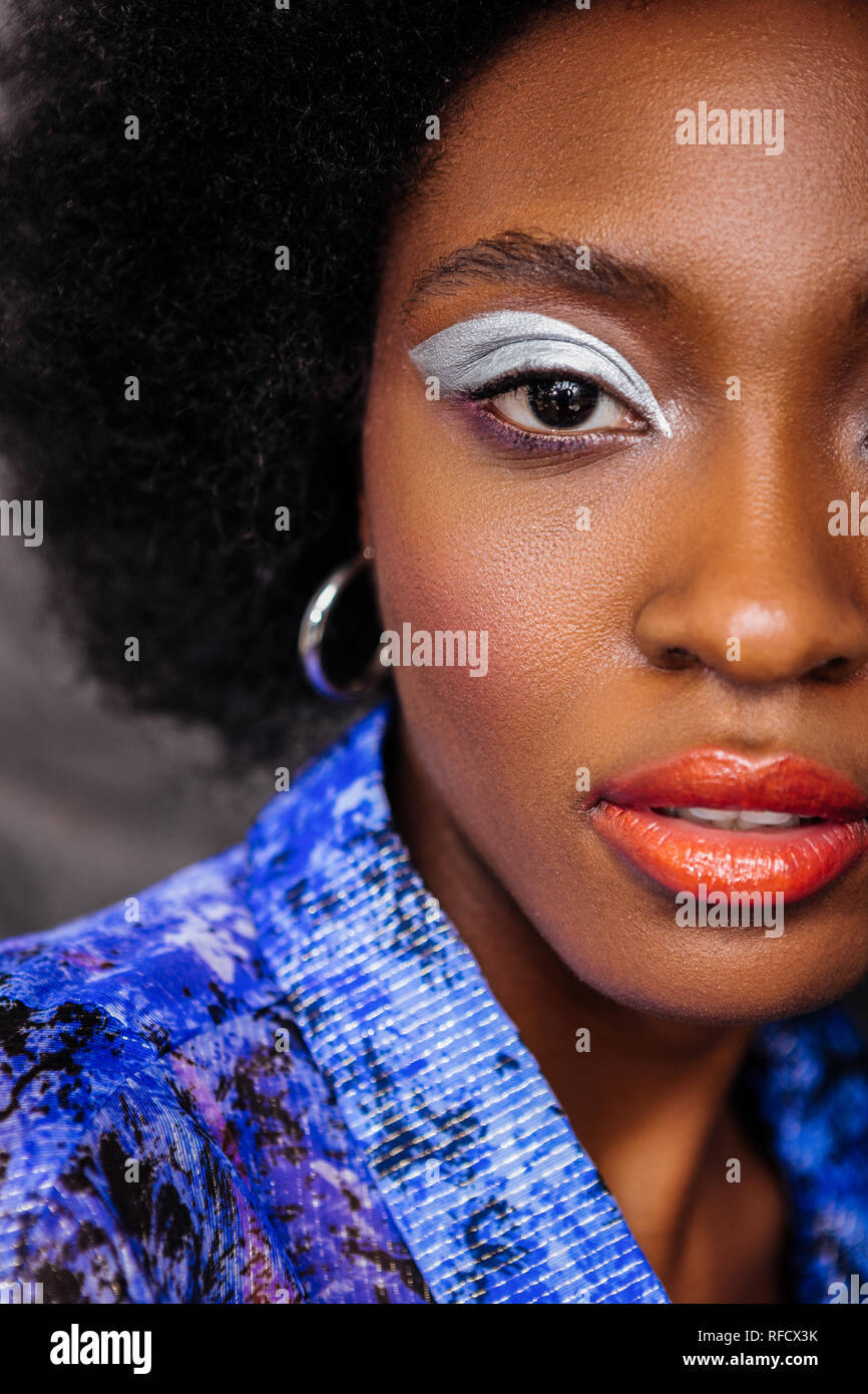 Modèle américain africain mignon avec de grandes boucles d'oreille à la bonne Banque D'Images