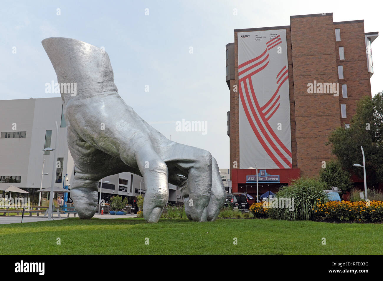 Judy's Hand par Tony Tasset affiché dans Cleveland Ohio's University Circle Uptown District pour l'avant exposition triennale internationale de Cleveland. Banque D'Images