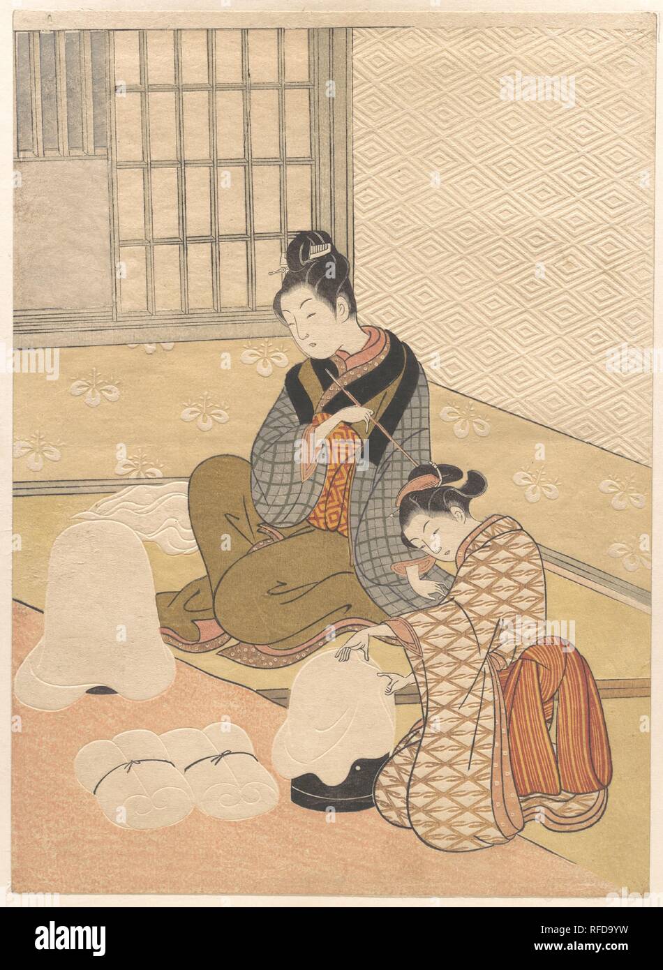Soir de neige sur l'appareil de chauffage. Artiste : Suzuki Harunobu (japonais, 1725-1770). Culture : le Japon. Dimensions : 11 1/8 x 8 1/8 in. (28,3 x 20,6 cm) impression de taille moyenne (chu-ban). Date : fin du 18e siècle. La scène de l'intérieur de cette impression est renforcée par des doubles fenêtres, à la fois une série de barres et panneaux coulissants shoji. Les fenêtres, cependant, sont ouverts. Une femme, assise et tenant une pipe, semble s'attendre à ce qu'elle sera vue par un homme à travers les lacunes et sera en mesure d'organiser une cession. L'autre femme fait des ouates en étirant feuilles de soie Soie dentaire au cours de la chauffe en forme de dôme laqué connu Banque D'Images