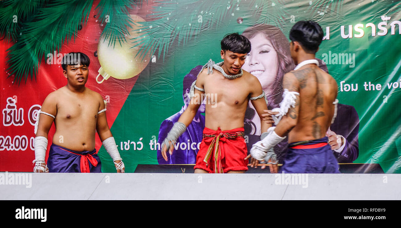 Bangkok, Thaïlande - 24 Déc., 2017. Les boxeurs thaï faire de l'exercice sur la scène à Bangkok, Thaïlande. L'histoire du Muay Thai peuvent aussi être liés à la mi Banque D'Images