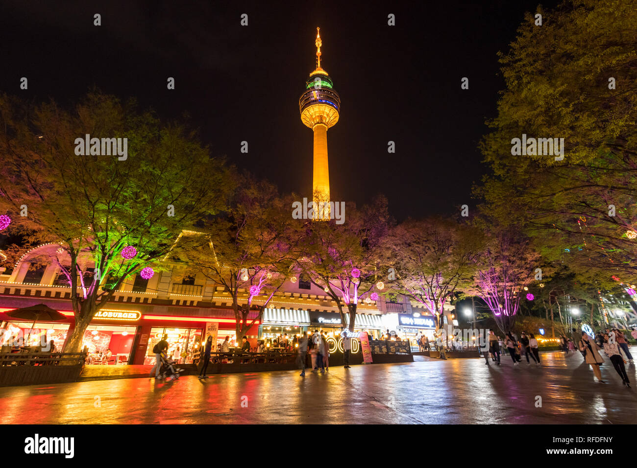 Vue de nuit E-World theme park et 83 dans la tour de Seoul. Banque D'Images