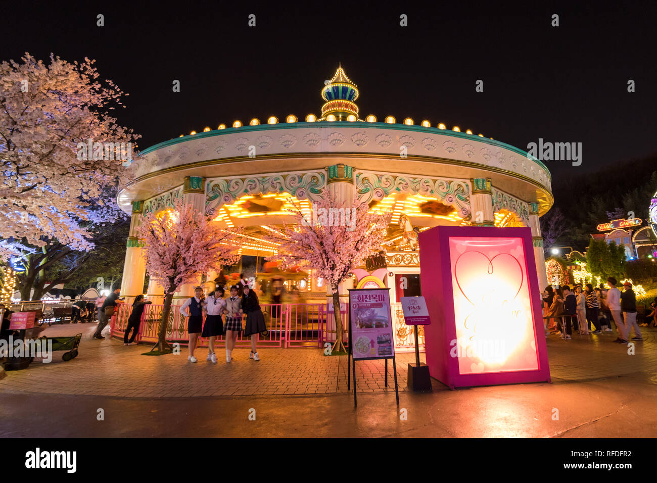 Vue de nuit E-World theme park et 83 dans la tour de Seoul. Banque D'Images