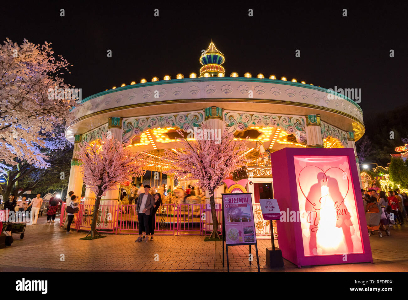 Vue de nuit E-World theme park et 83 dans la tour de Seoul. Banque D'Images