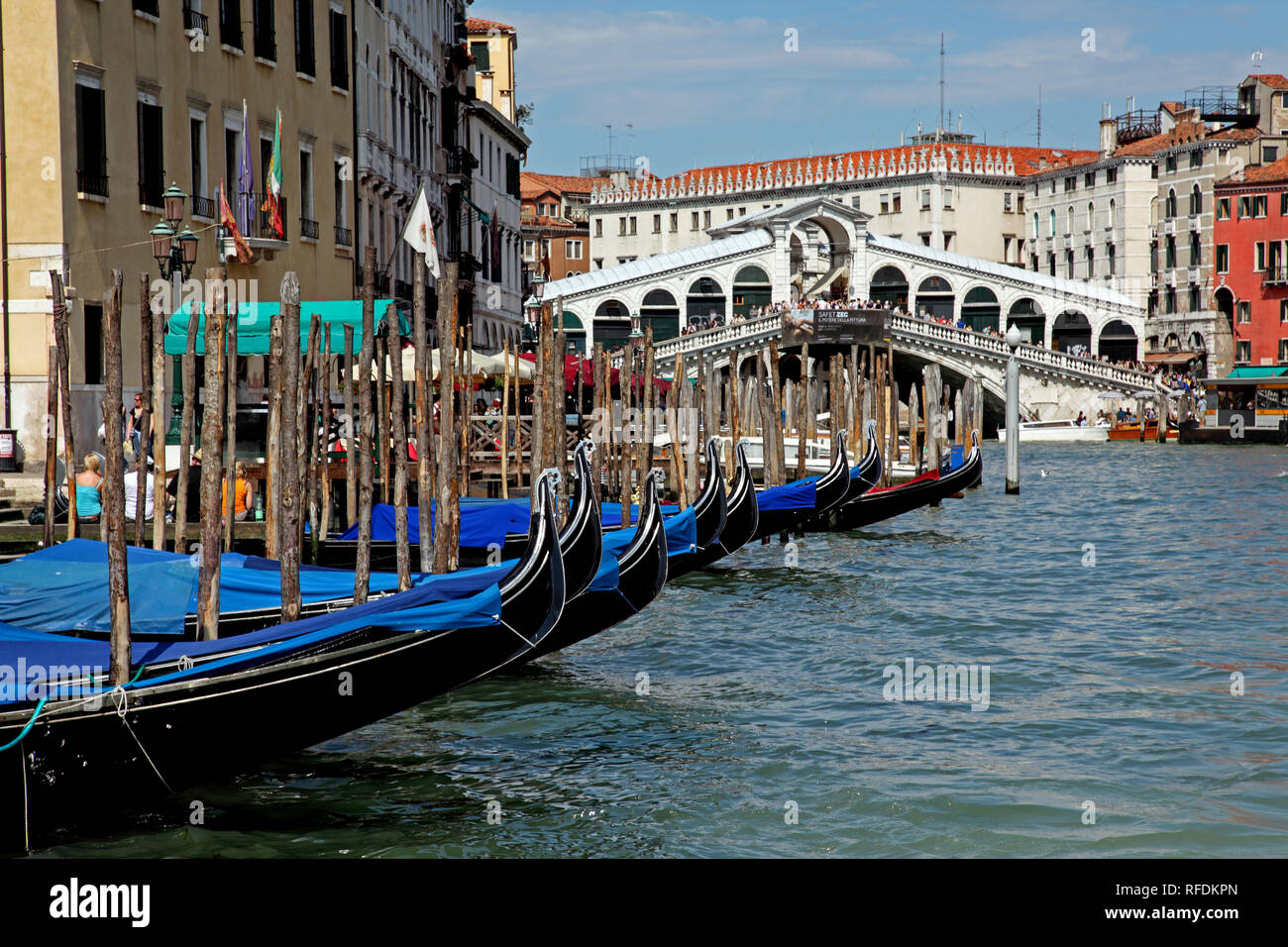 Gondoles amarré près du Pont du Rialto à Venise. Banque D'Images