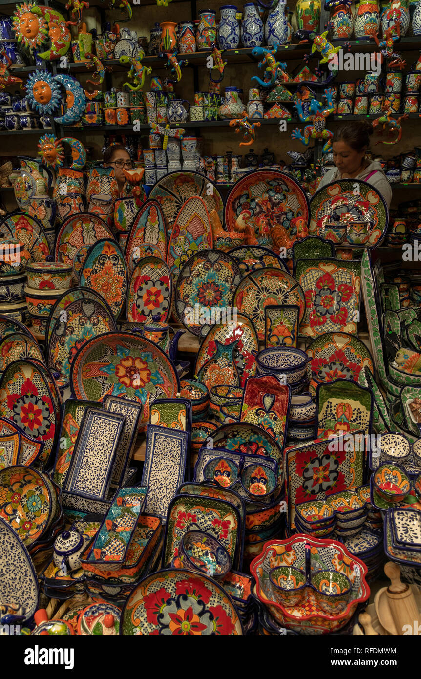 La poterie local market stall à San Miguel de Allende, Mexique central. Banque D'Images