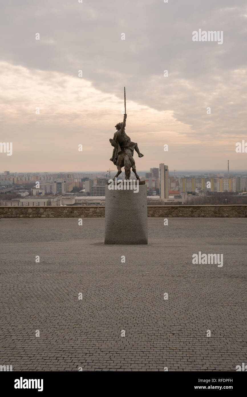 La statue du roi Svätopluk I sur le parvis devant le château de Bratislava Banque D'Images