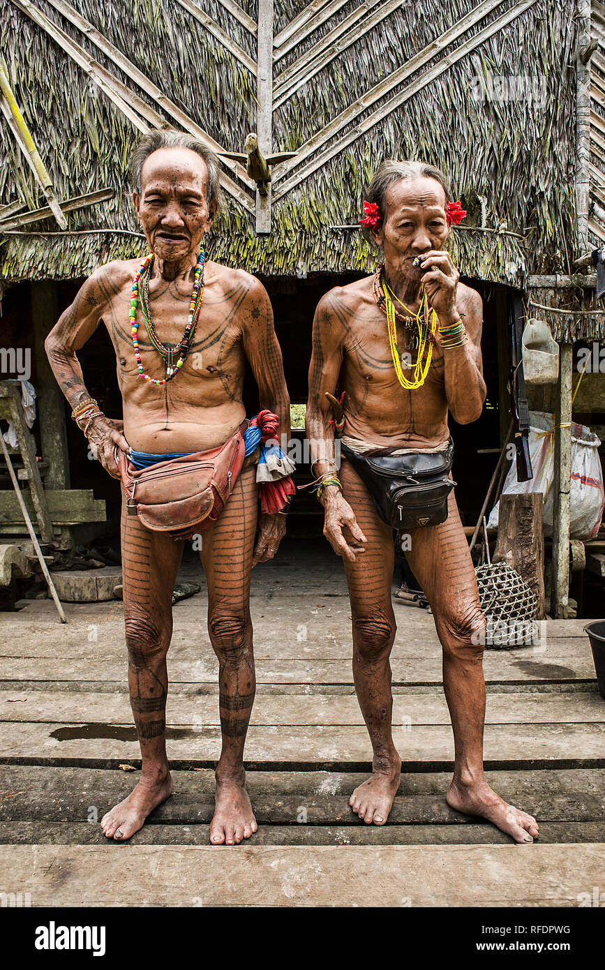 Ces sommes, Kuki chef de la tribu Mentawai (à gauche) et Toikot Chaman (droit) qu'ils sont les derniers des Mentawai. Banque D'Images