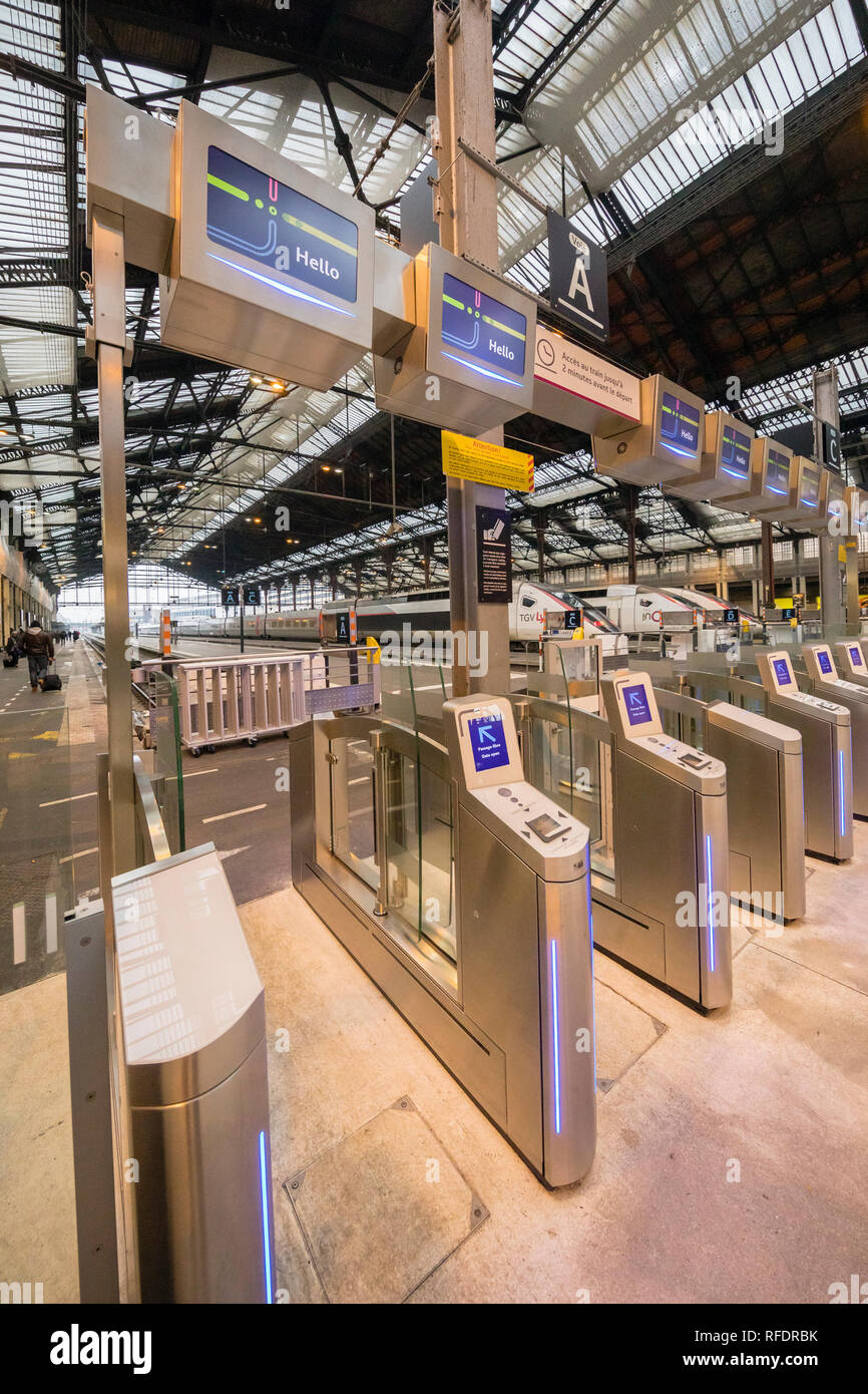 France, Paris, Gare de Lyon, Janvier 2019 : les barrières de sécurité avant de l'aire d'embarquement. Banque D'Images