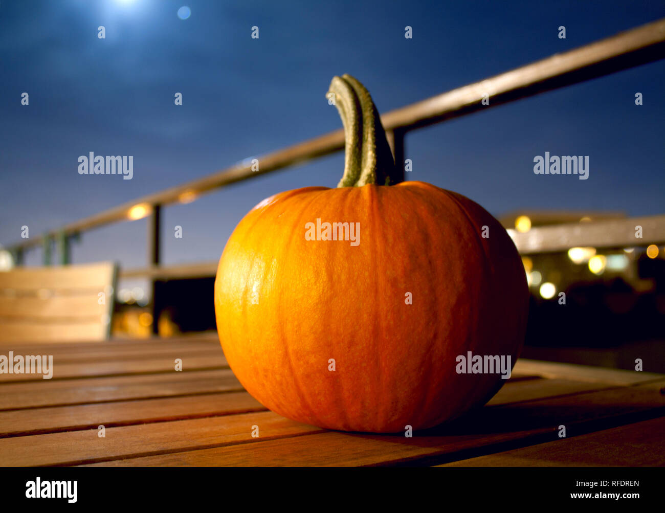 Pumpkin sur table en bois sur la terrasse au clair de lune prêt pour l'halloween la sculpture. Banque D'Images
