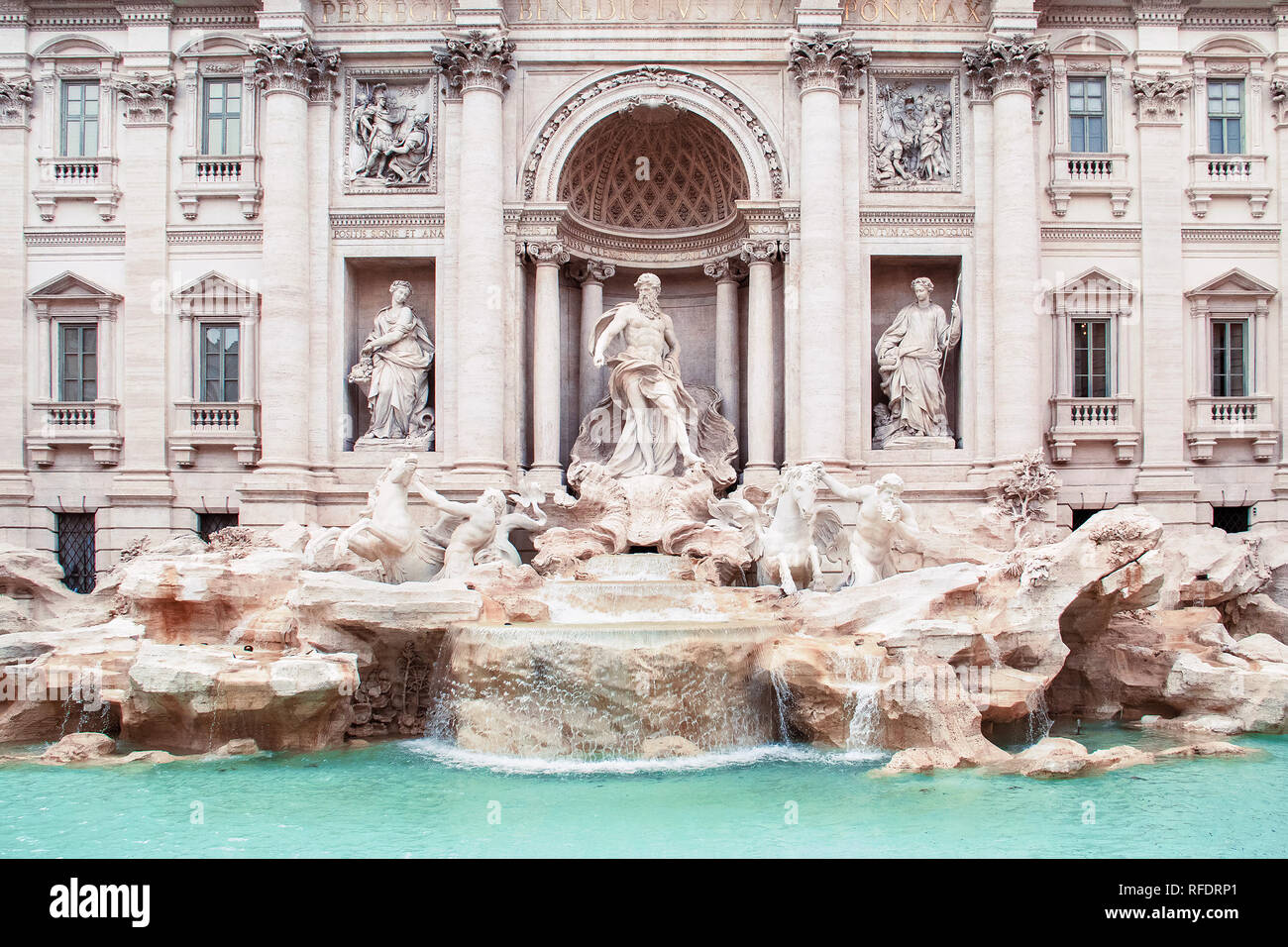 Fontana Di Trevi à Rome au printemps ensoleillé jour. Banque D'Images