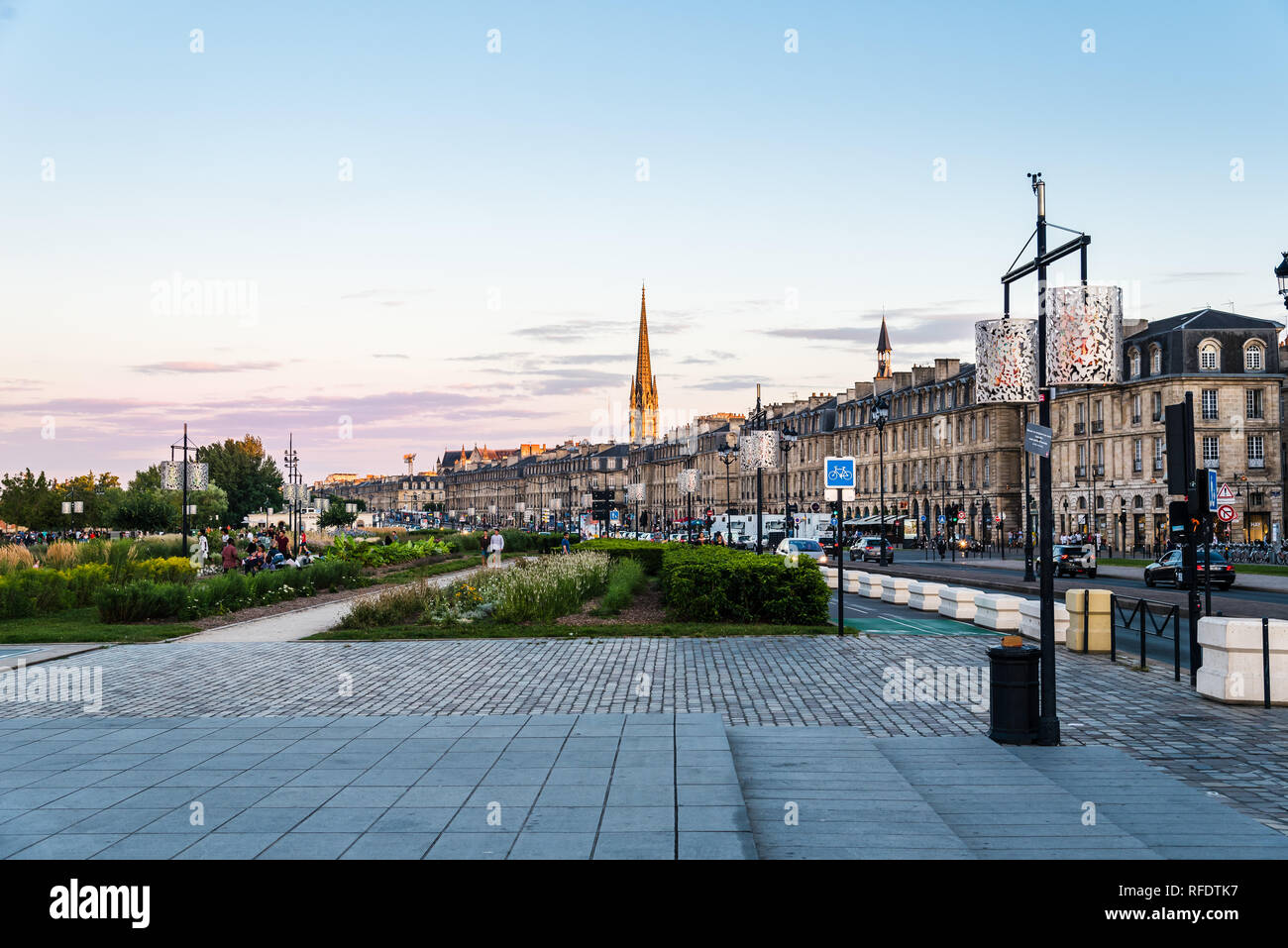 Bordeaux, France - Juillet 22, 2018 : Architecture de miroir d'eau au coucher du soleil Banque D'Images