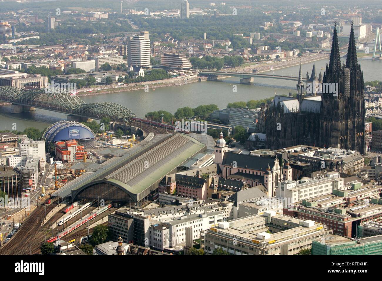 DEU, l'Allemagne, Cologne : La vue sur le centre-ville. Cathédrale. La gare principale de la ville. Rhin. | Banque D'Images