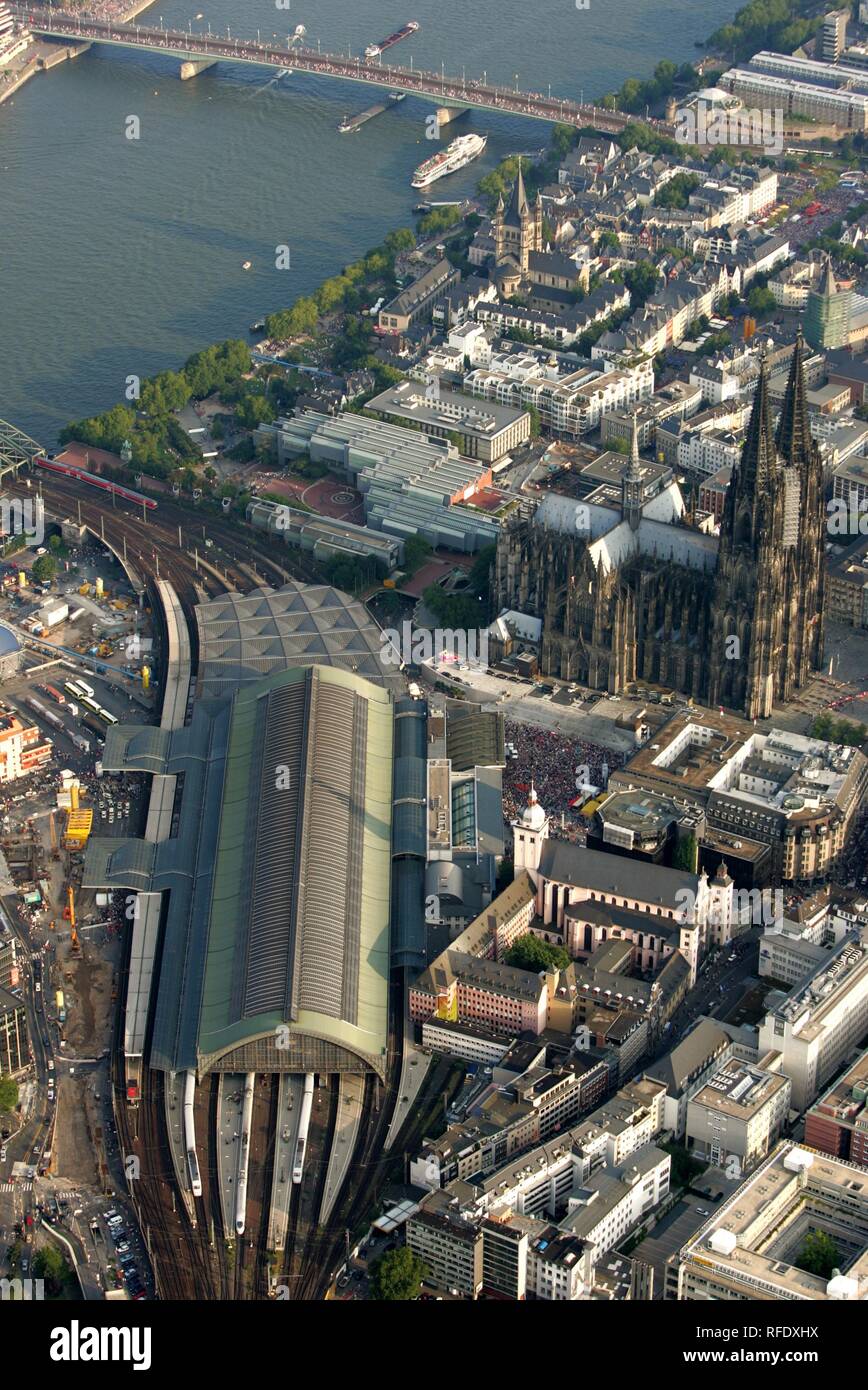 DEU, l'Allemagne, Cologne : La vue sur le centre-ville. Cathédrale. La gare principale de la ville. Rhin. | Banque D'Images