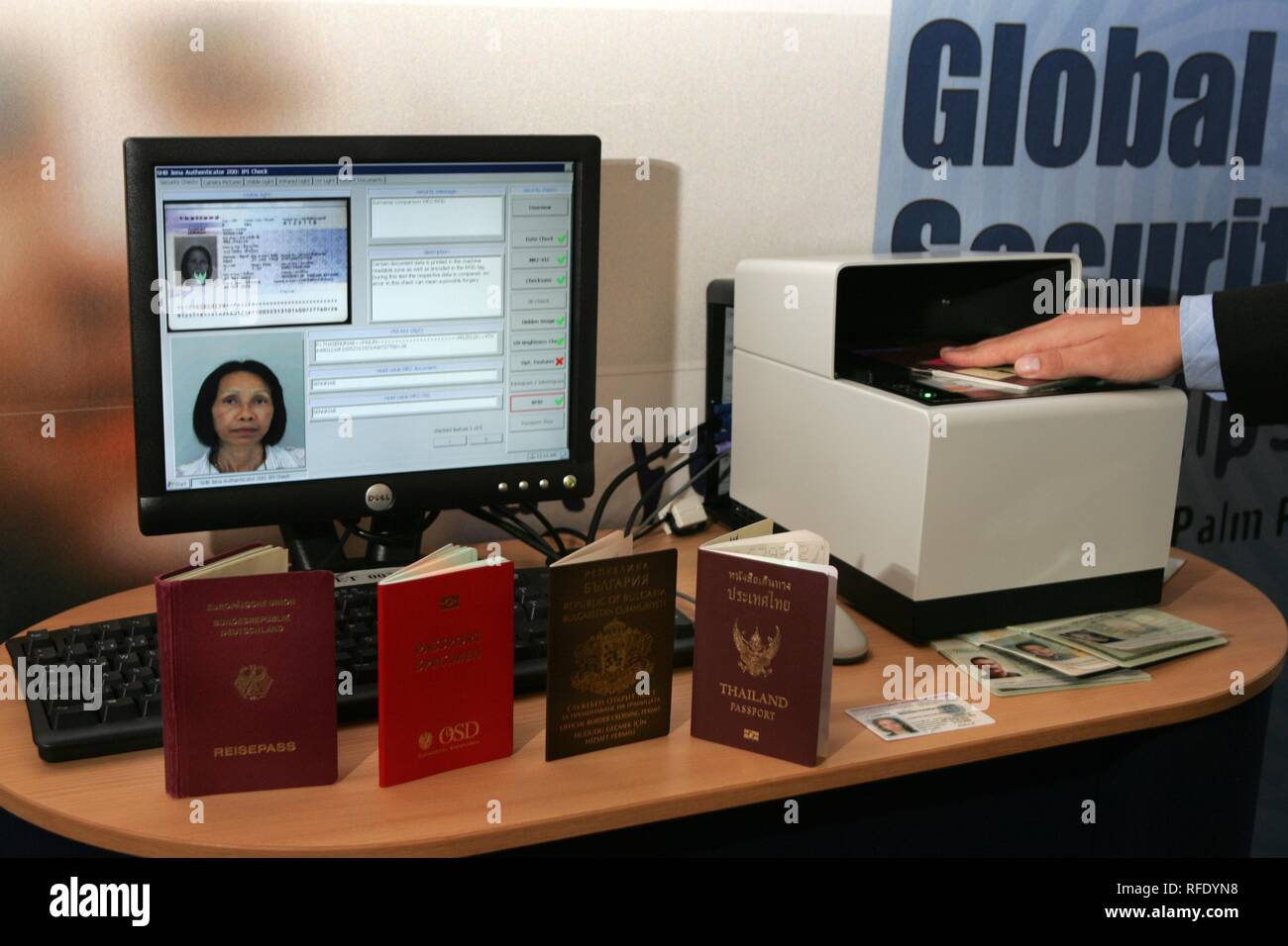 DEU, Allemagne, Muenster, 28.09.05 : la vérification des documents de l'Authentificateur lecteur 200, . Présenté sur le salon international de police Banque D'Images