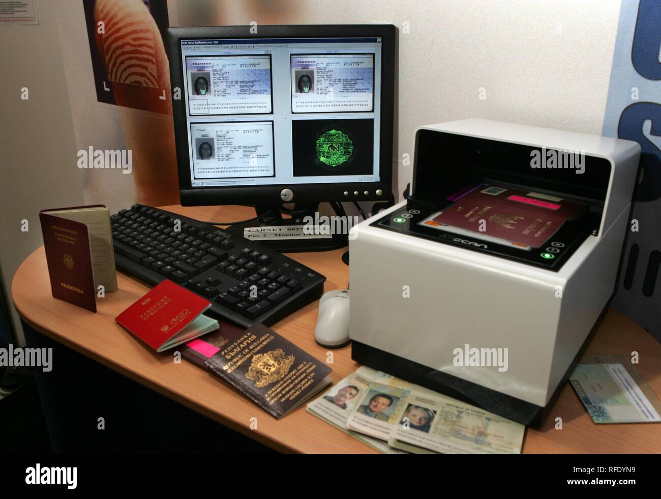 DEU, Allemagne, Muenster, 28.09.05 : la vérification des documents de l'Authentificateur lecteur 200, présentée sur le salon international de police Banque D'Images