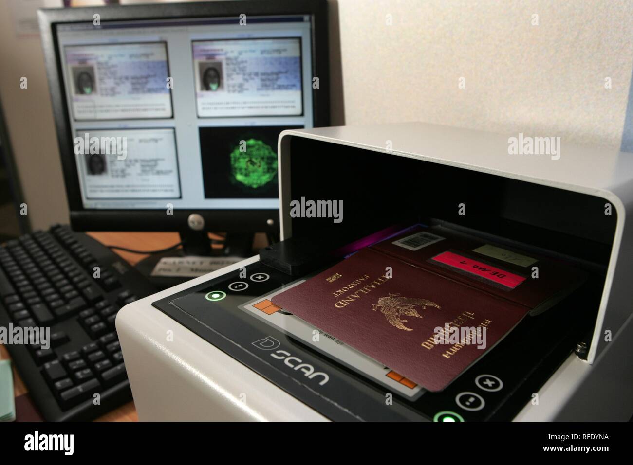 DEU, Allemagne, Muenster, 28.09.05 : la vérification des documents de l'Authentificateur lecteur 200, présentée sur le salon international de police Banque D'Images