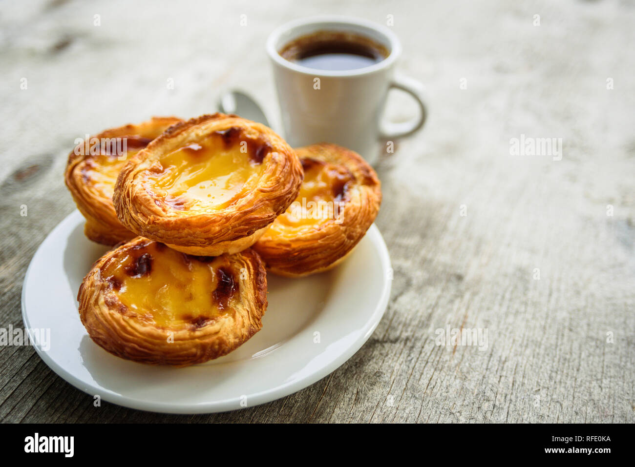 Portugal tartes oeufs pastel de nata servant sur la plaque avec du café Banque D'Images