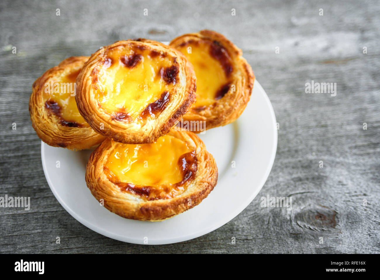 Portugal tartes oeufs pastel de nata dessert sur assiette. Vue d&amp;#39;en ...