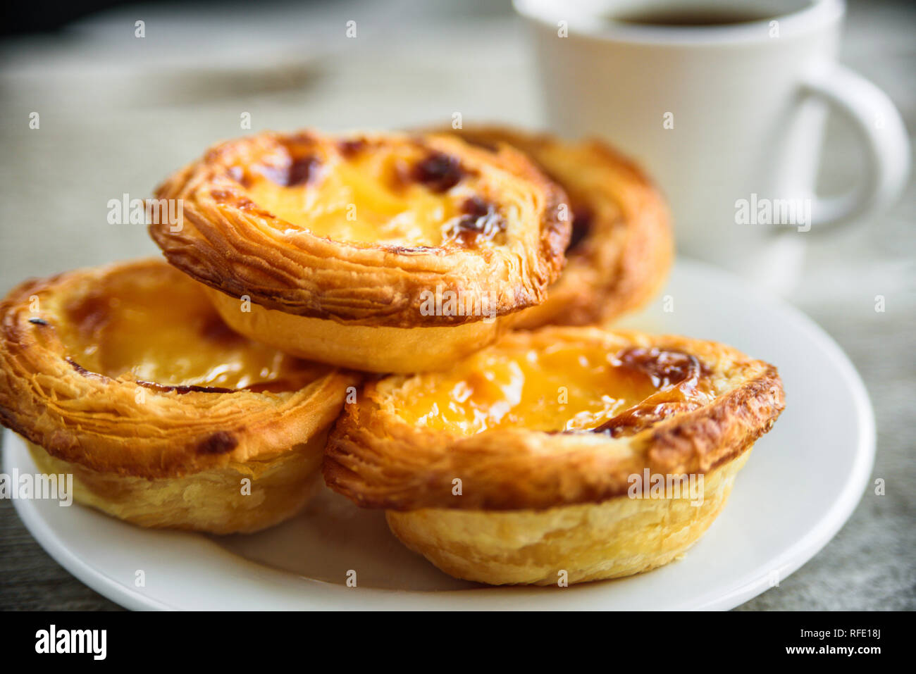 Portugal tartes oeufs pastel de nata servant sur la plaque avec du café Banque D'Images